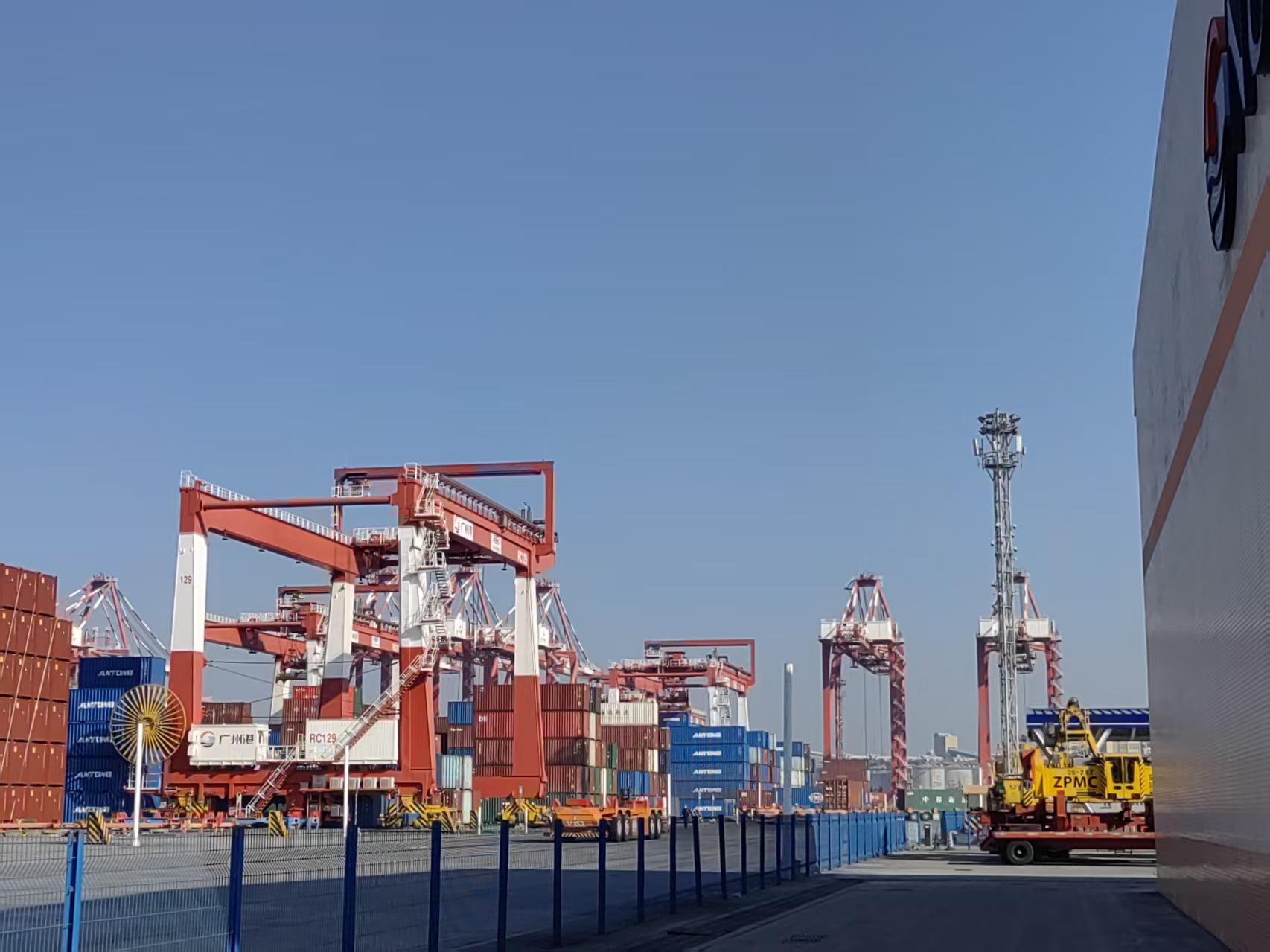 2026年元月14日，华绳公司一行三人及两位行业专家，共赴广州港南沙港区，进行技术交流及服务。